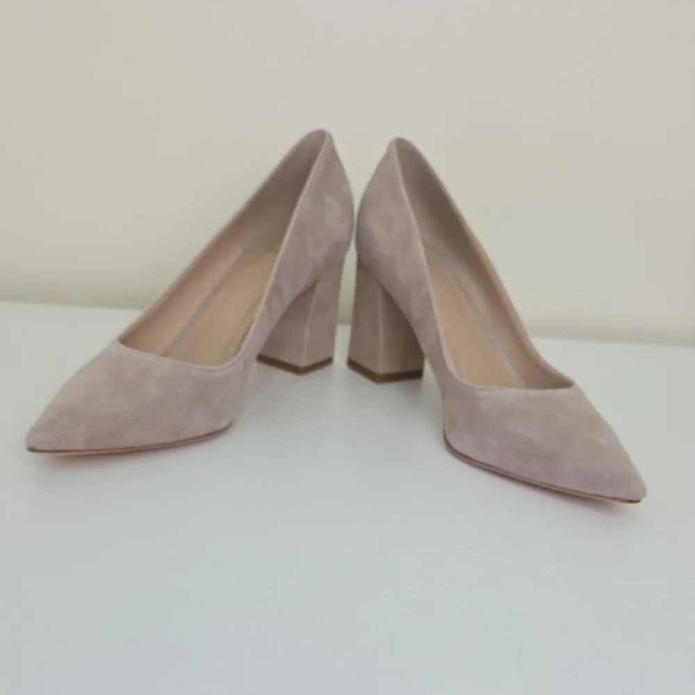 Marc Fisher Taupe Suede Heels.  Size 7 1/2 - Picture 4 of 12